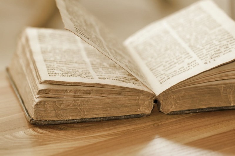 Kitab Taurat Ditulis Menggunakan Bahasa